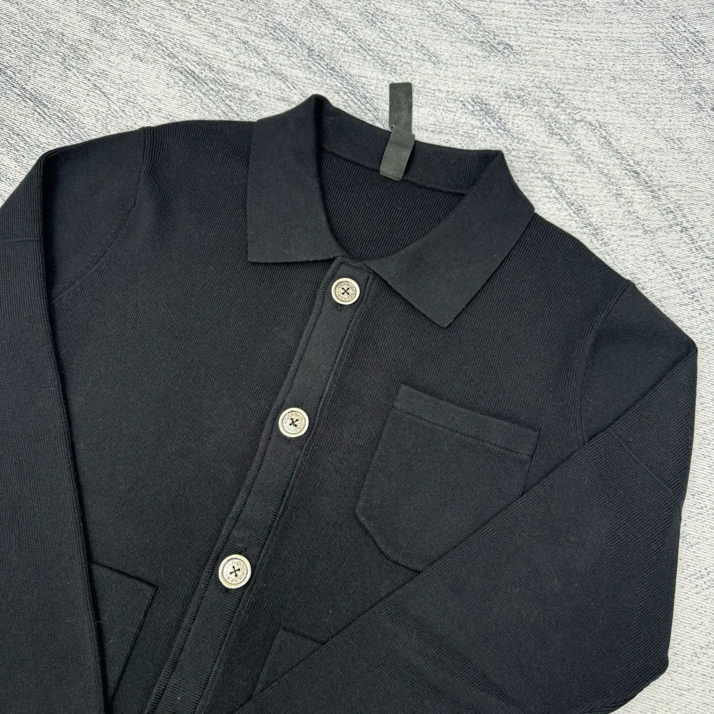 P630 Chrome Hert 25SS Ch wool and leather Sanskrit embroidered knitted cardigan Size: S/M/L The yarn is made of 26-count double-ply high-proportion merino wool The flat machine is knitted using Stor 352 imported from Germany The back, collar and placket are cut and cut with genuine sheepskin engraving The embroidery is printed multiple times according to the original version using an imported machine The mold opening hardware is aged and oxidized